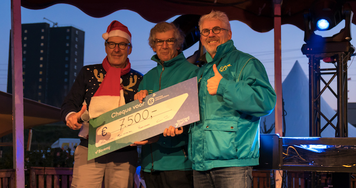 Coen Post (links) reikt de cheque uit aan Stichting Ambulance Wens