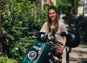 Fabienne (23) “Deelscooters, ze zijn ideaal in een stad als Amsterdam – ik maak er nu al een tijdje gebruik van”