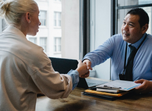 Een medewerker treedt uit dienst: wat moet je allemaal regelen?  