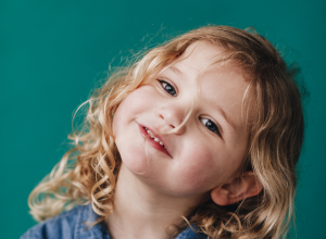 Yenthe (5) “Als we in de weekenden naar het bos fietsen, gaat haar fiets mee in de bakfiets. Zodra we er zijn, mag ze zelf”