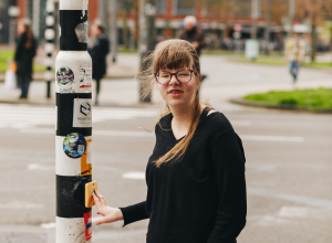 Sanne (13) “Het is wel irritant dat er nu meer elektrische auto’s zijn, want die hoor ik niet aankomen. Dat is soms best schrikken"