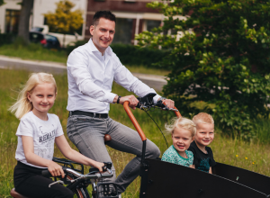 Ron (38) “Autorijden is in de Randstad soms een last omdat je nergens kunt parkeren, terwijl het hier in het oosten een must is”