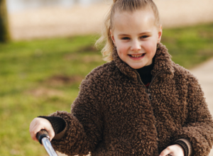 Evi (7) “Grote kans dat als je Evi op straat spot, ze op haar fiets zit – die twee zijn namelijk onlosmakelijk met elkaar verbonden”