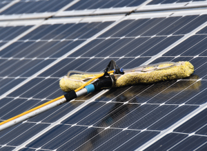 Laat je zonnepanelen reinigen (en stel vooraf deze 4 vragen)