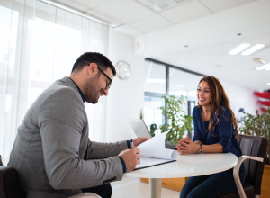 Een nieuwe medewerker in dienst: waar moet je allemaal aan denken?