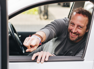 Renger (39) “Sta ik bij een slagboom, moet ik over de bijrijderskant buigen om een kaartje uit het raam te grijpen”