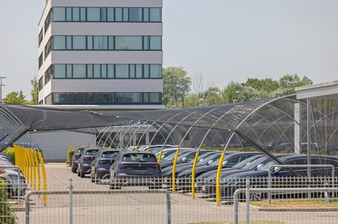 Autos beschermd met hagelnetten-2