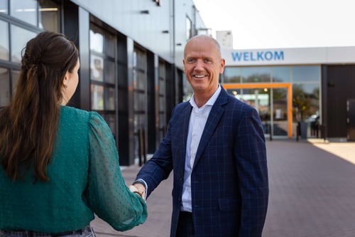 Directeur schudt handen