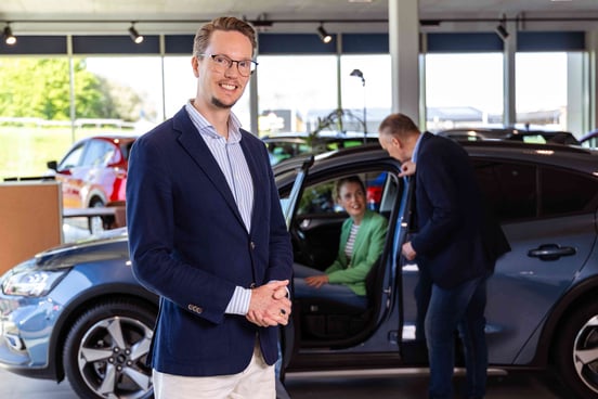 verkoper in showroom