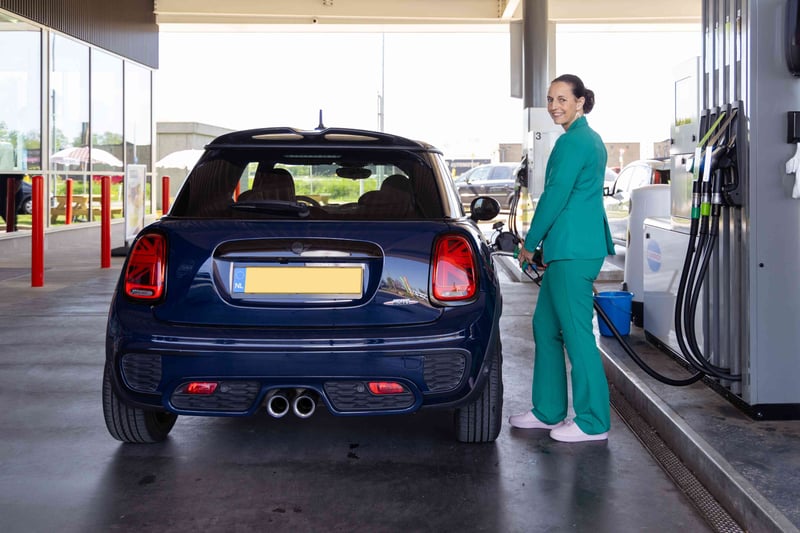 Vrouw die haar auto tankt