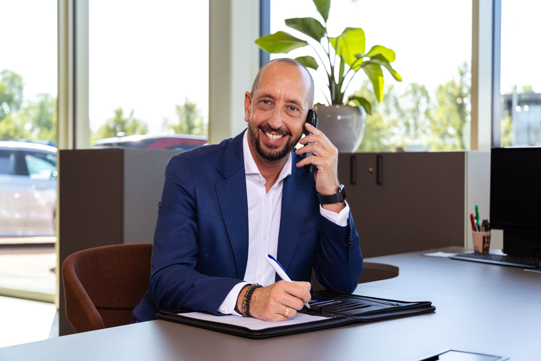 Man aan het bellen