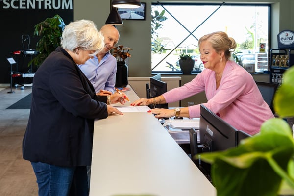 Aan de balie bij een autobedrijf