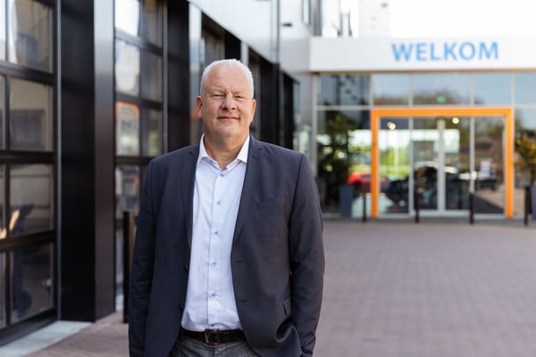 Ondernemer bij bedrijfsgebouw