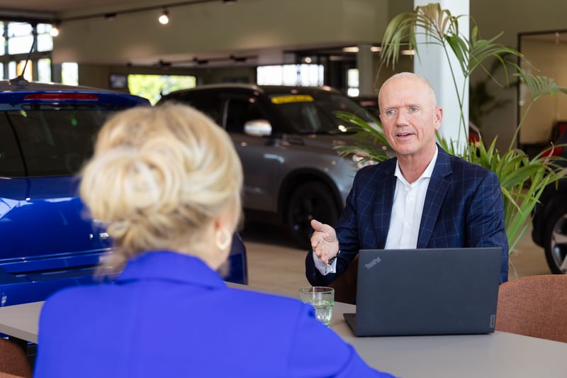 Adviseur bij een autobedrijf