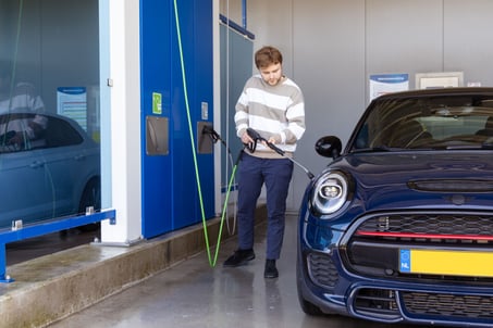 Auto wassen in een wasbox