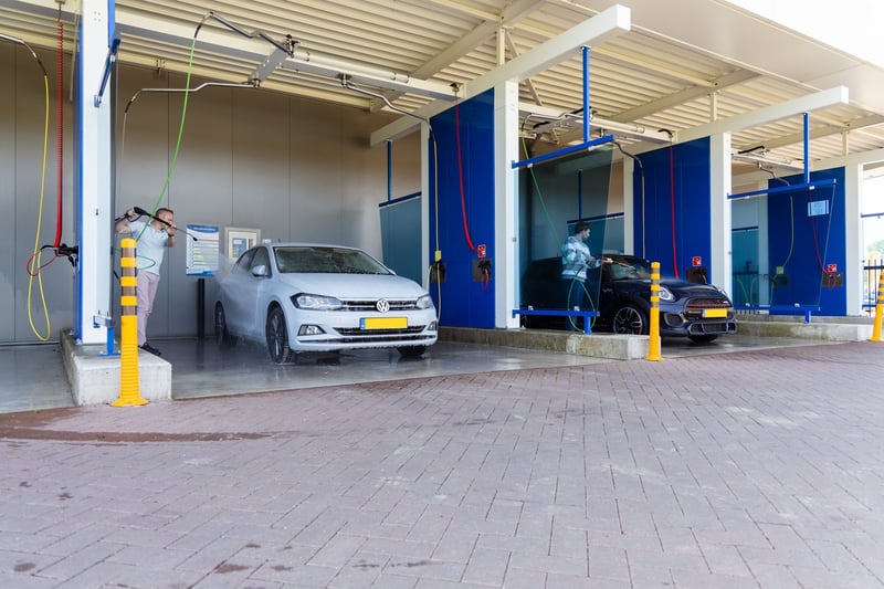 Autowasboxen bij een autobedrijf