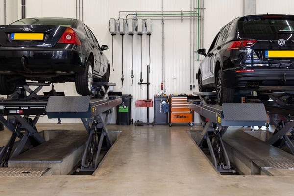 Auto's op een brug in de werkplaats
