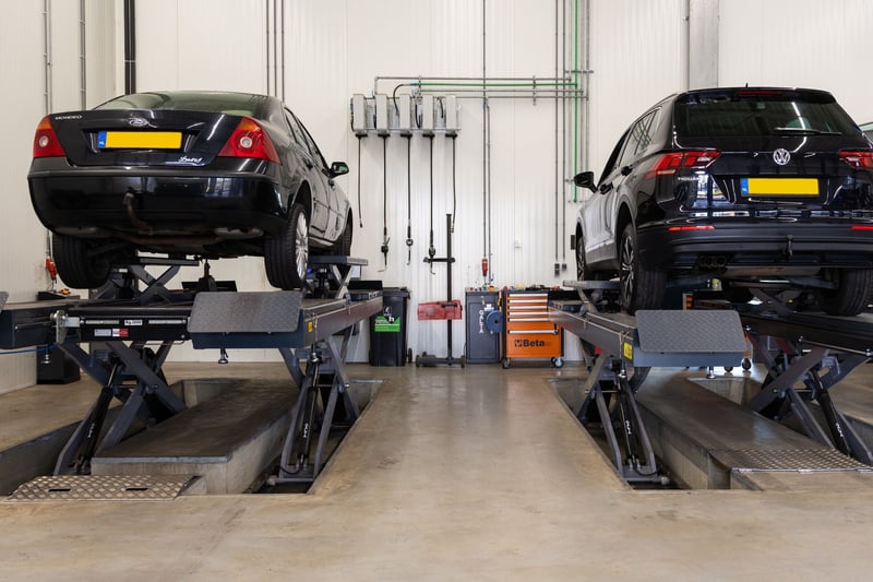 Twee auto's op brug in werkplaats