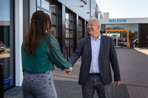 Handen schudden klant en accountmanager