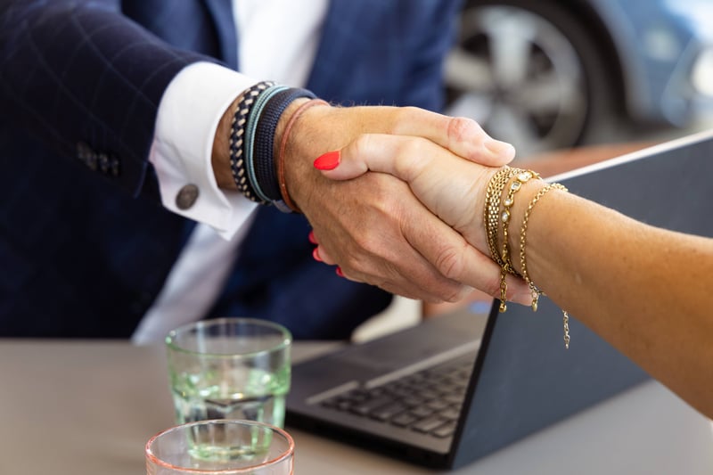 Handen schudden tijdens afspraak