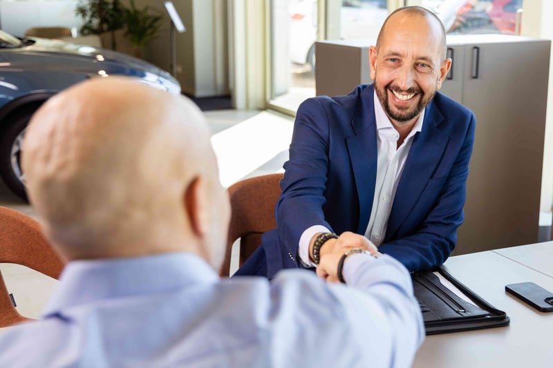 Twee mannen schudden handen