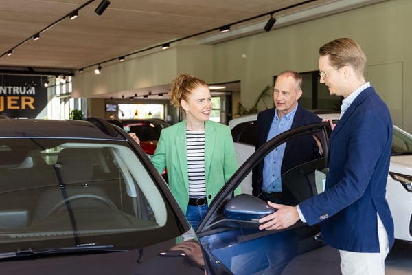 klanten bij auto in showroom