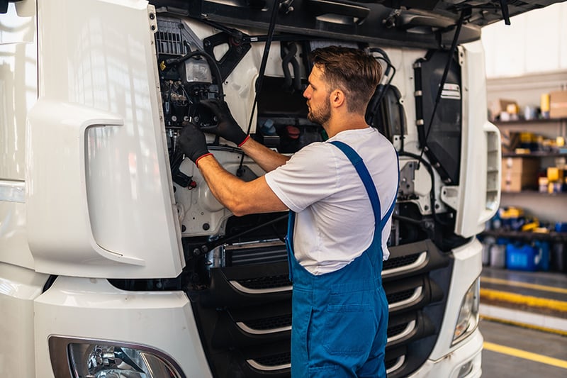 Truckbedrijf monteur wit