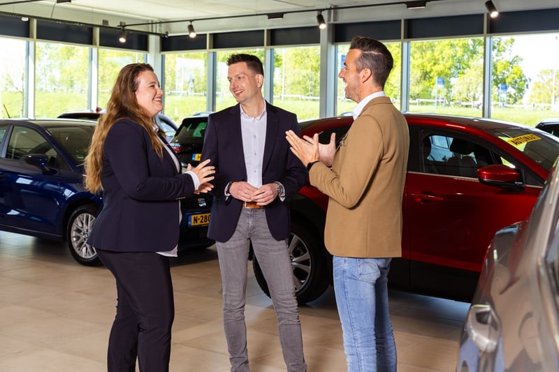 Medewerkers in gesprek in de showroom