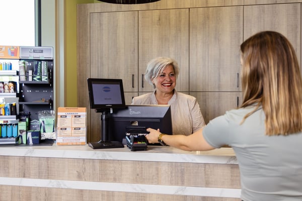 2 vrouwen bij de kassa