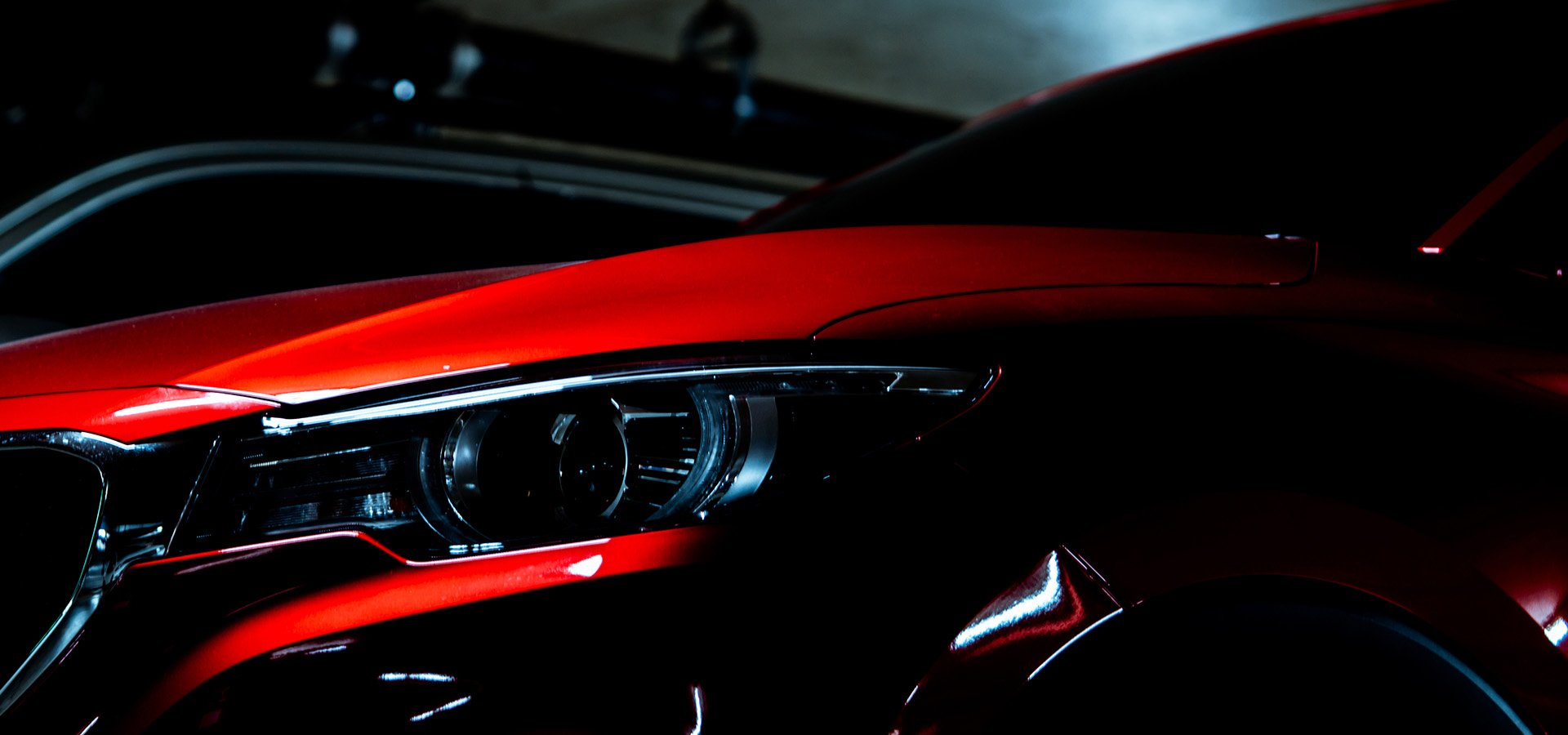 Close-up van een rode auto bij een artikel over autoonderdelendiefstal