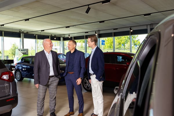 Drie autoverkopers in gesprek