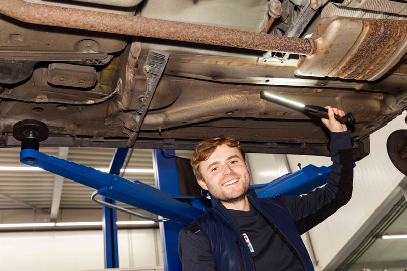 Lachende automonteur