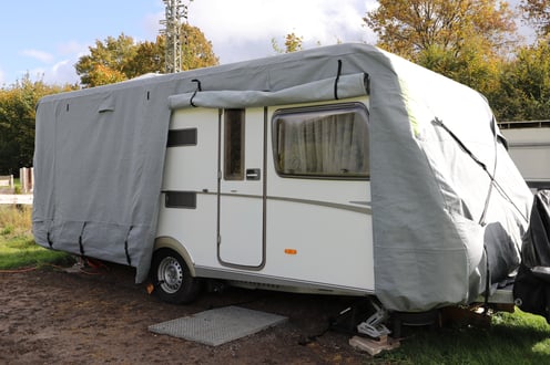 Caravan beschermd met een hageldeken