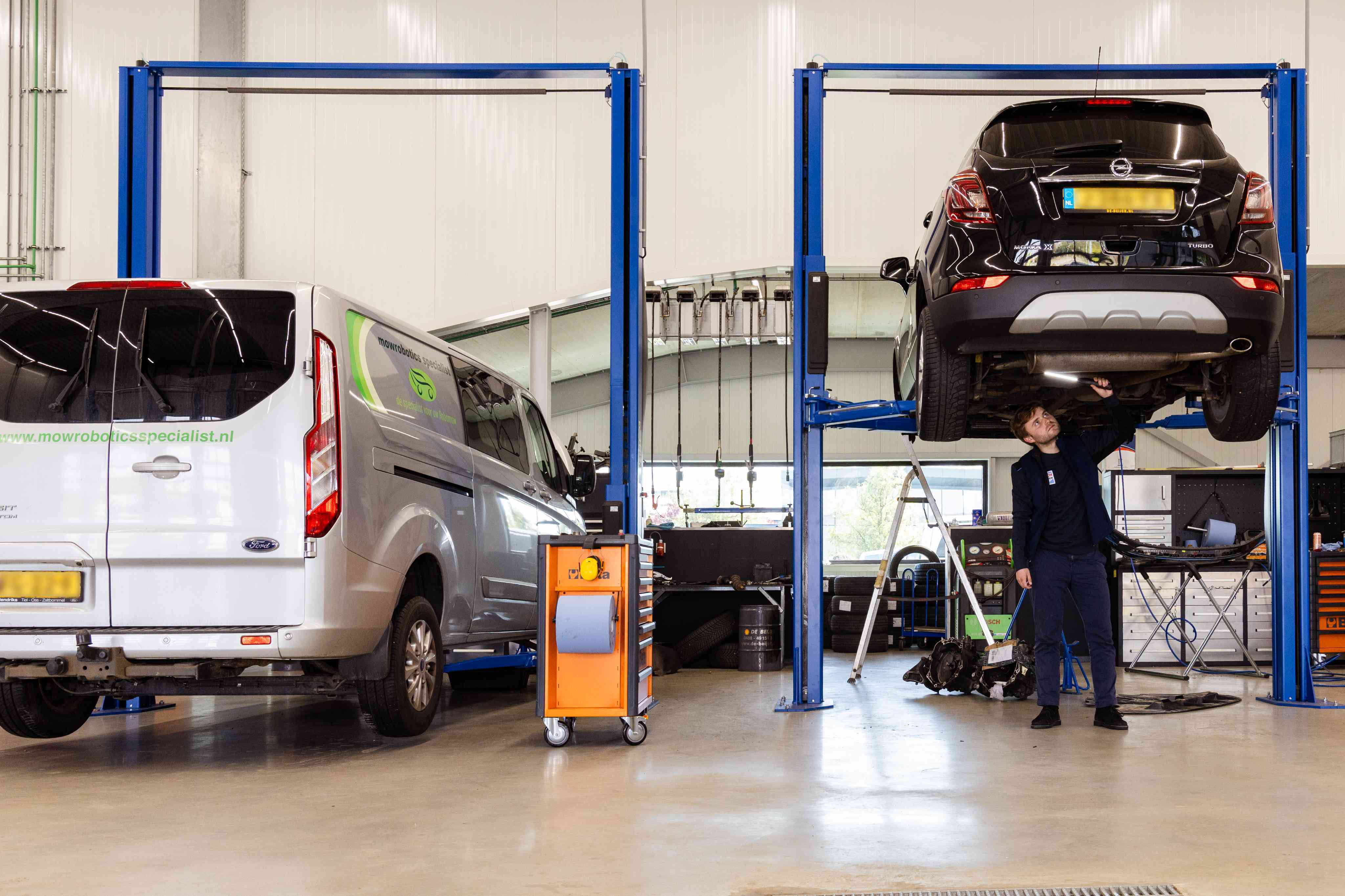 Auto's op brug werkplaats