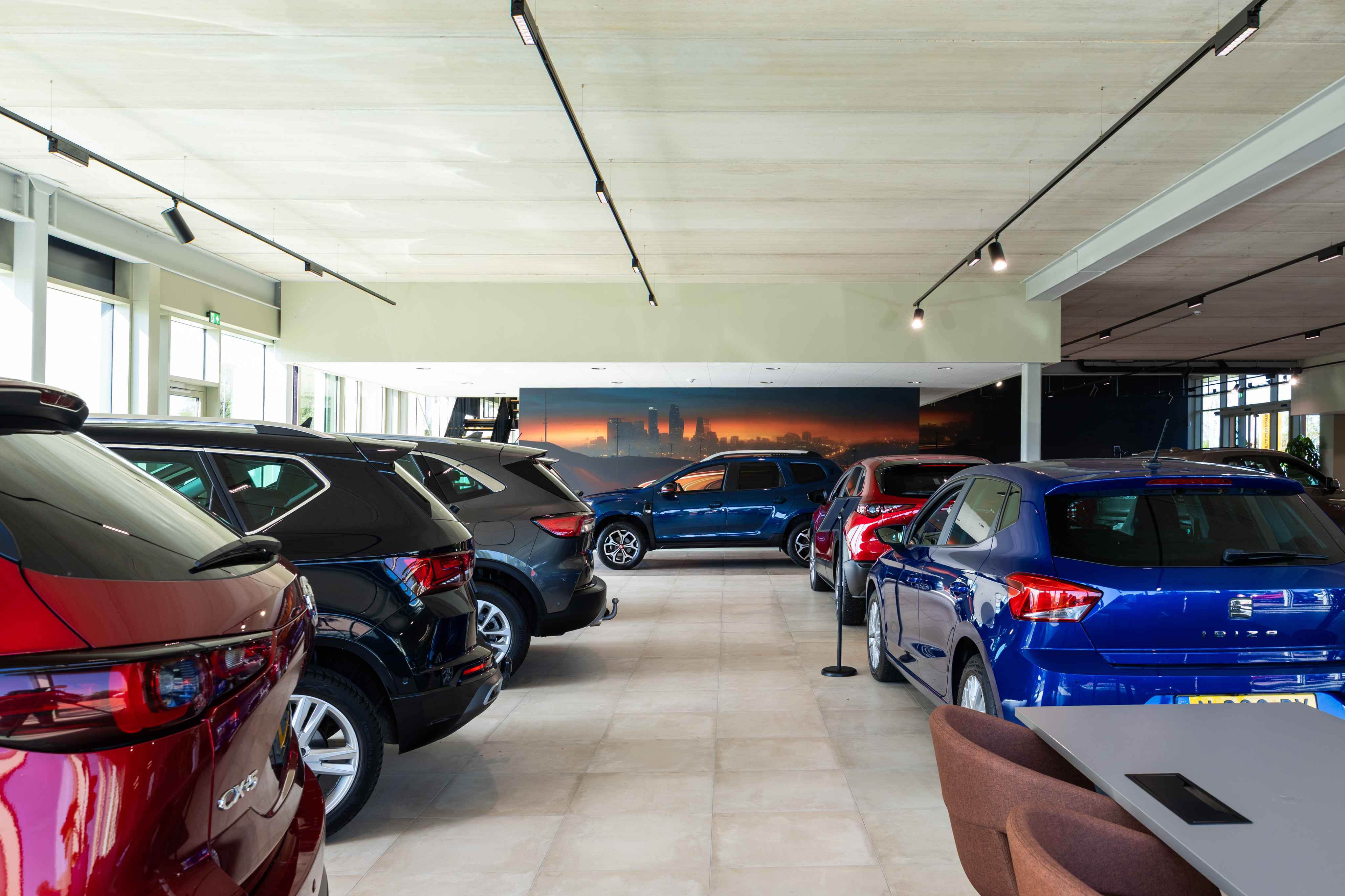 Overzichtsfoto showroom autobedrijf