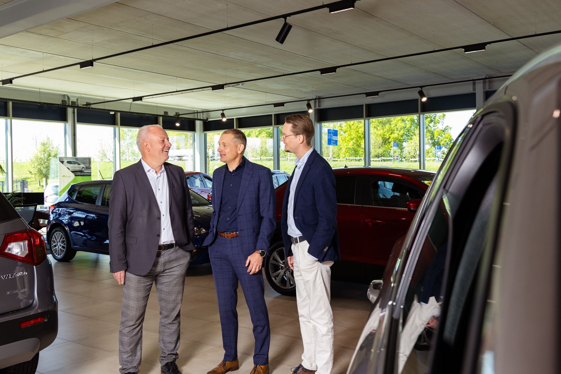 mannen in showroom