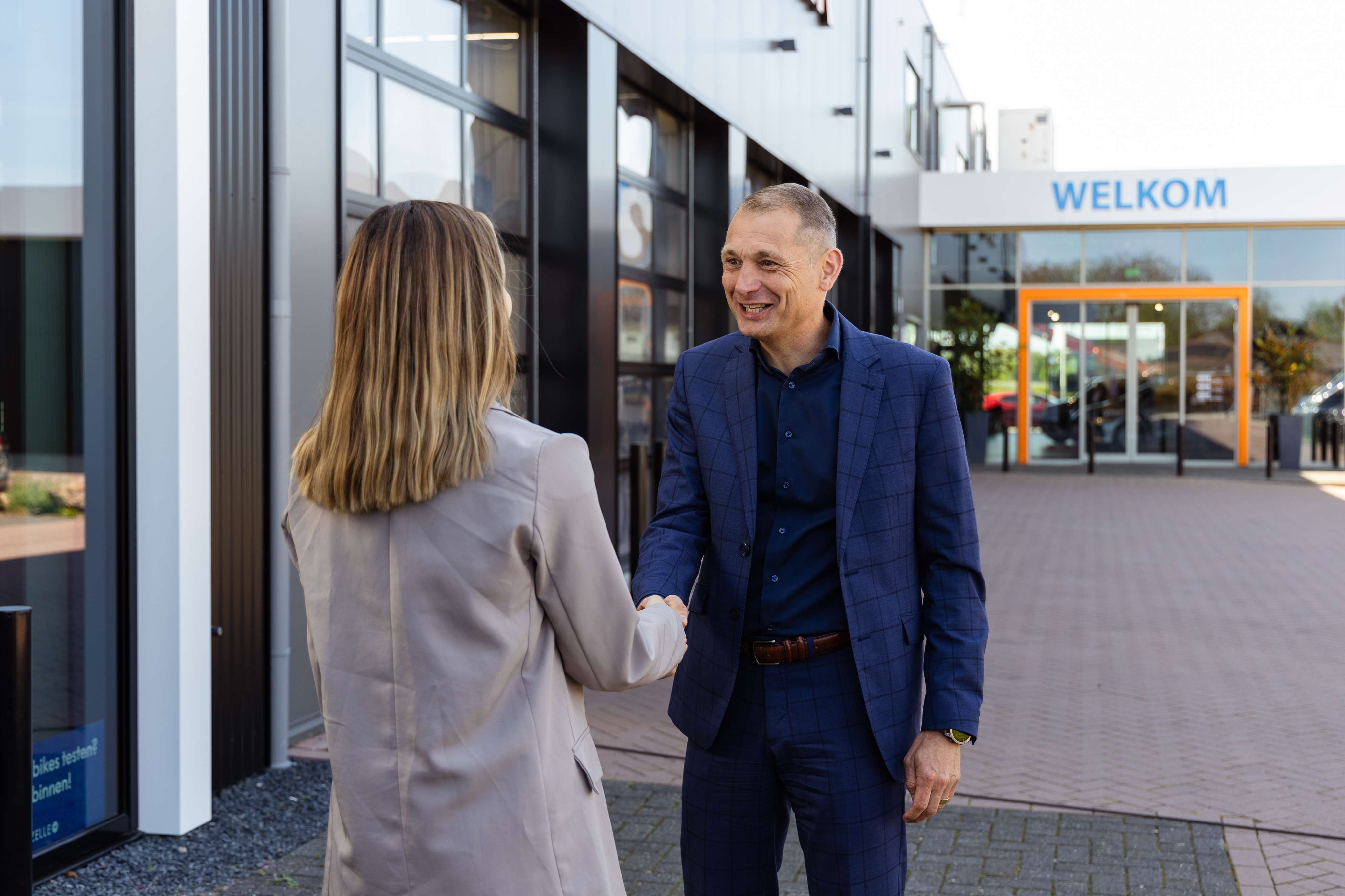 Verzekeringsadviseur schudt handen
