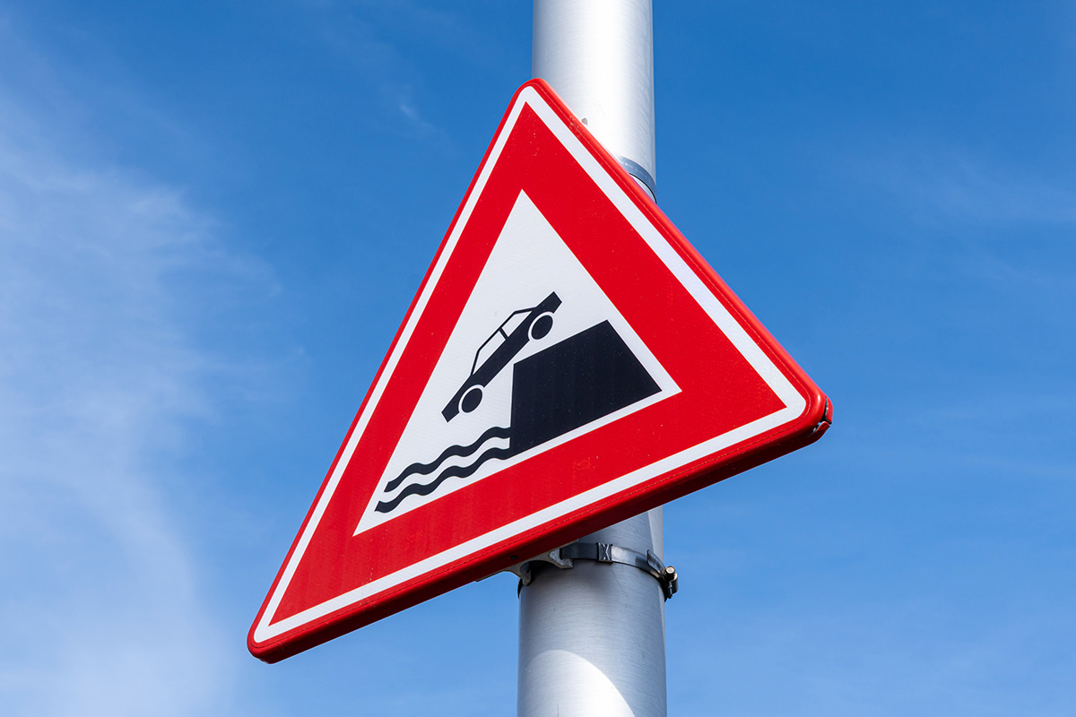 verkeersbord-auto-gevaar-water